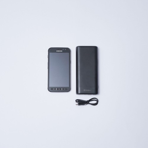 Czarny telefon powerbank i kabel